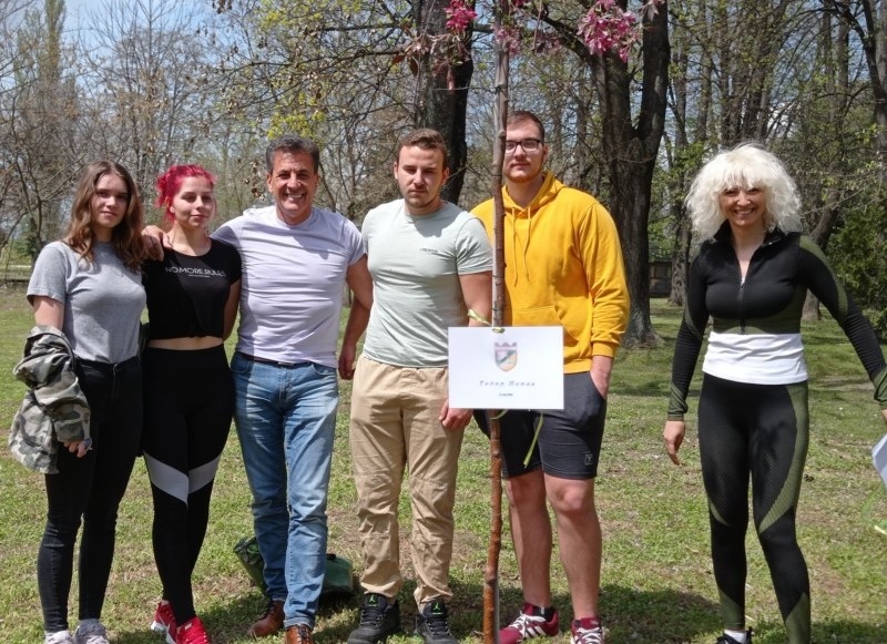 Фризьорката Ваня Иванова и приятели воглаве с кмета Тодор Попов засадиха дръвчета за Деня на Земята